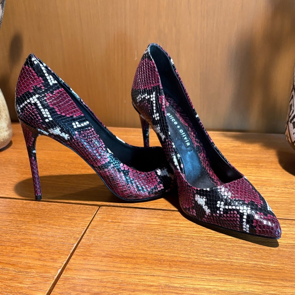 Almost New Alice + Olivia tall leather snakeskin pattern heels 10
